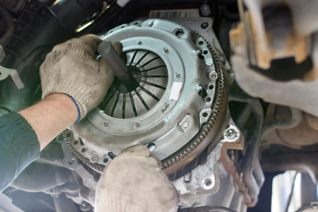 Servicios 3 Mecánico instalando un kit de clutch en un vehículo, utilizando herramienta de alineación
